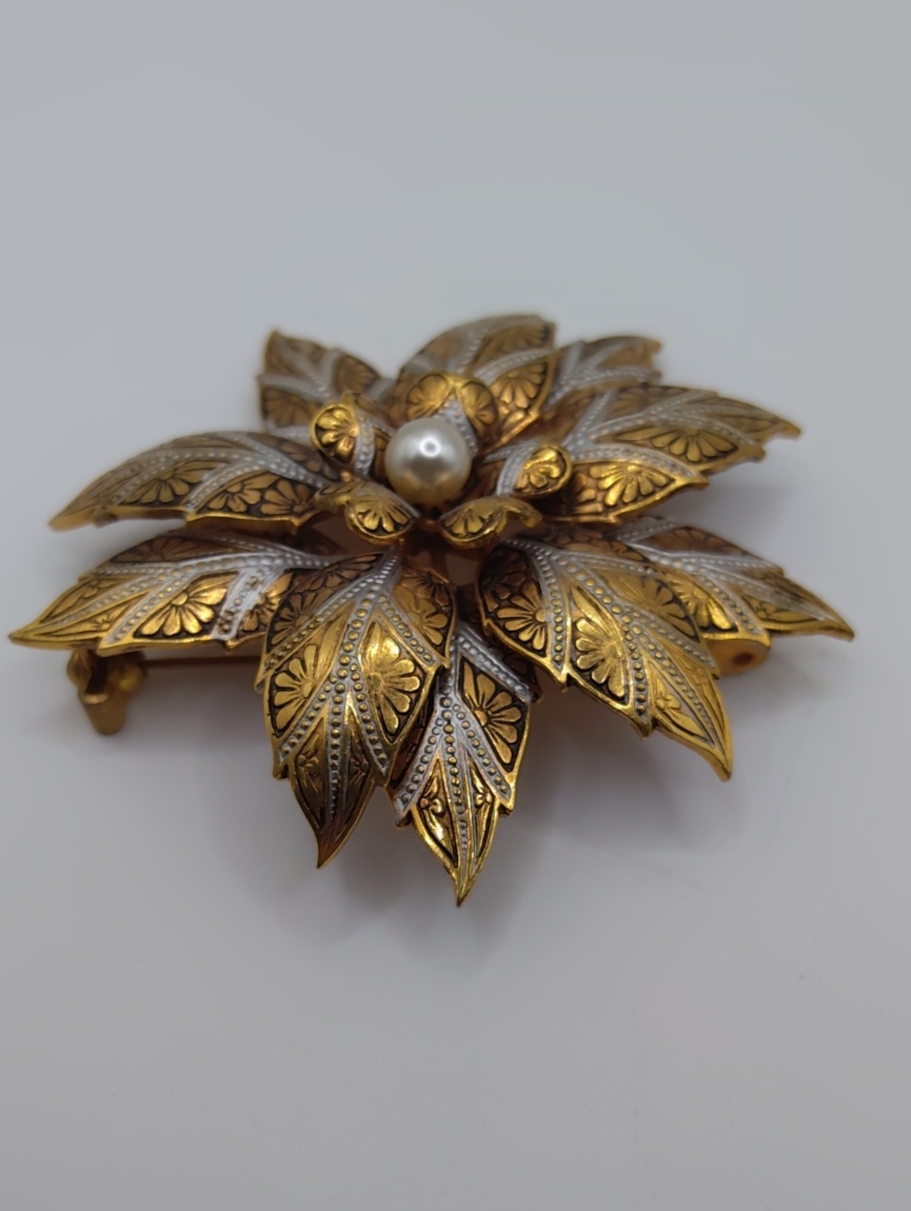 Damascene Poinsettia Brooch - Picture 4 of 5